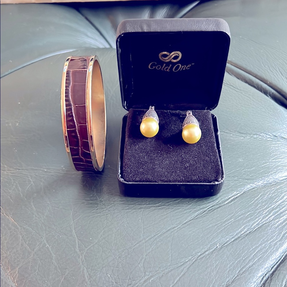 Pearl earrings.   Light green and fashionable . Two items.